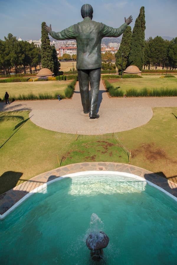 Statua della fontana e di nelson mandela e gli edifici dell'unione terrazzati giardini pretoria gauteng sudafrica fotografia stock libera da diritti