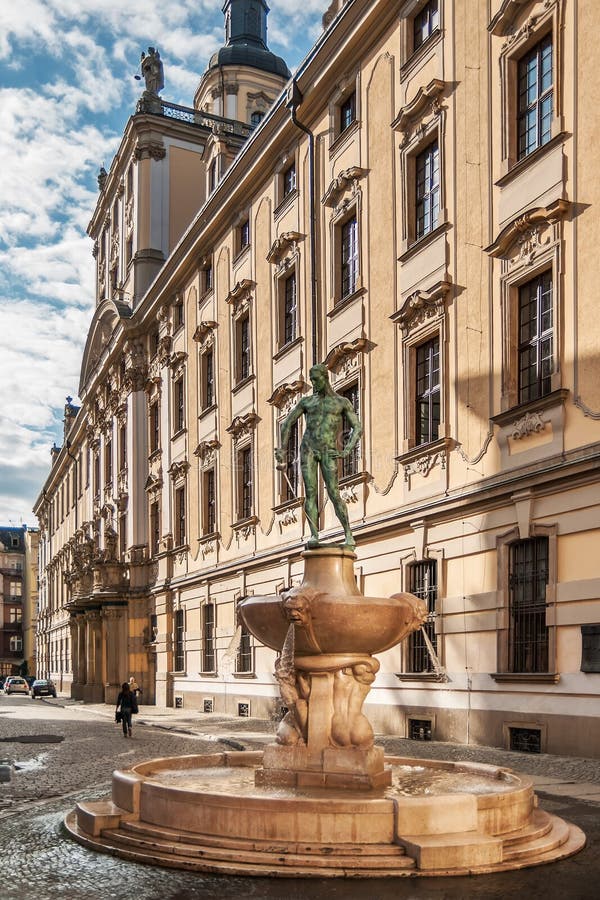 Statua dello schermitore nudo davanti all'università di Wroclaw immagine stock