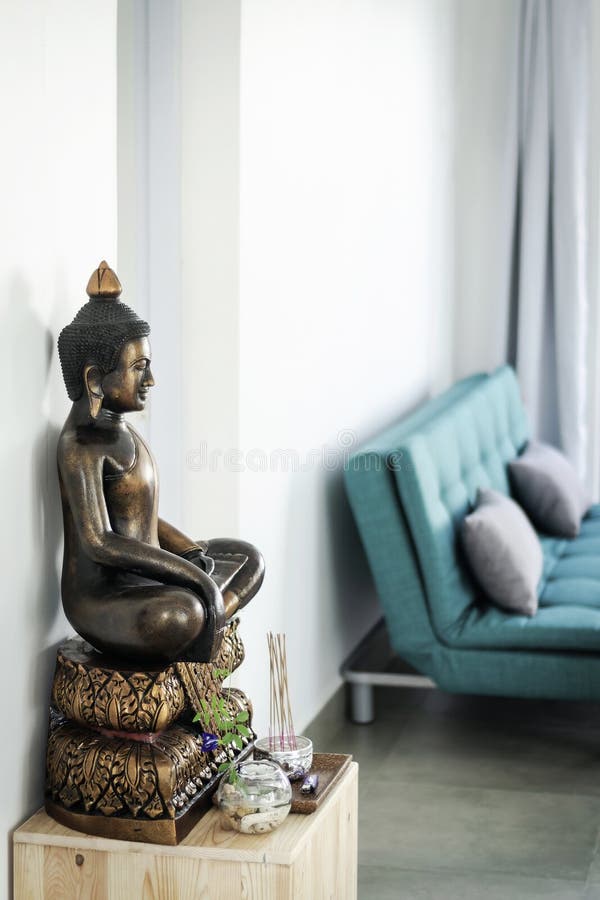 Statua Di Bronzo Buddha All'interno Del Design Della Moderna Casa Asiatica  Immagine Stock - Immagine di decorativo, semplice: 172065221