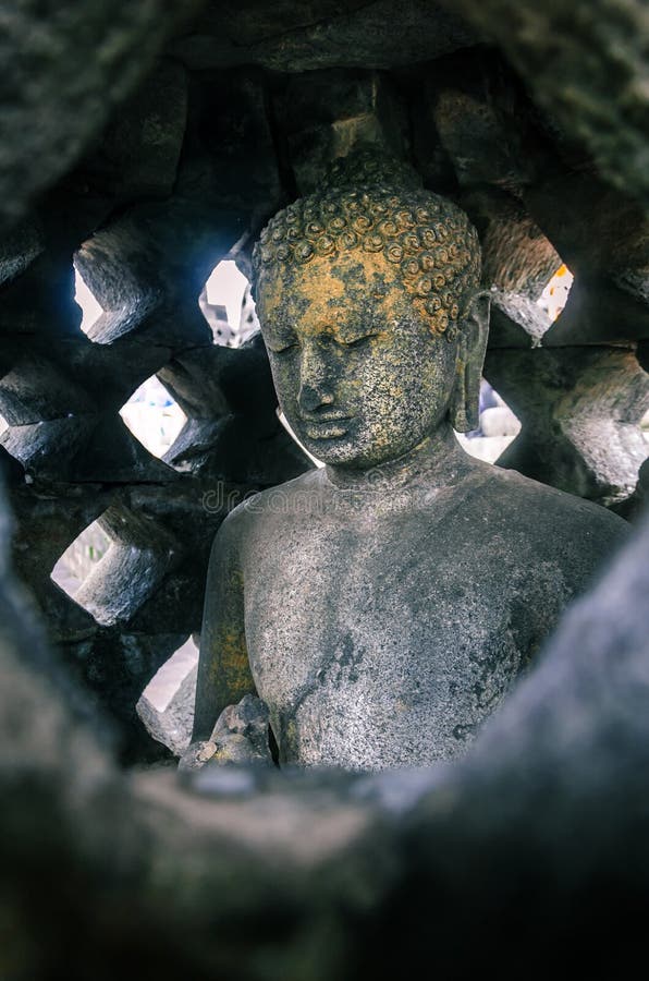 Statua di Buddha all'interno di una stupa struttura del tempio di Borobudur, Magelang, Java centrale, Indonesia, 25 dicembre 2019 immagini stock libere da diritti Statua di Buddha all'interno di una stupa struttura del tempio di Borobudur, Magelang, Java centrale, Indonesia, 25 dicembre 2019 immagini stock libere da diritti