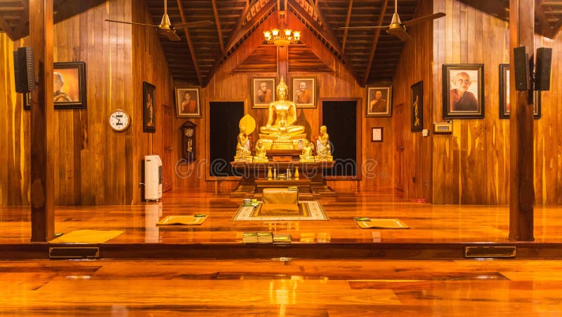 Statua di Buddha in chiesa di legno al tempio tailandese, Tha. Mahasarakham, Tailandia - 20 agosto 2016: Statua di Buddha in chiesa di legno al tempio tailandese