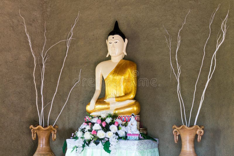 Statua di Buddha con la parete ruvida del cemento fotografia stock Statua di Buddha con la parete ruvida del cemento fotografia stock