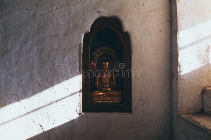 Statua di Buddha dentro il tempio di Ananda scolpito nella parete fotografie stock libere da diritti