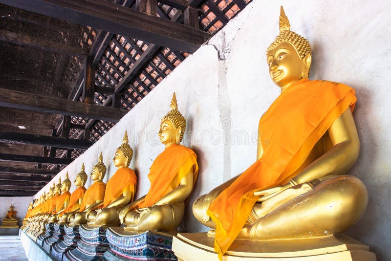 Statua di Buddha dorata nel tempio thailandese di ayutthaya