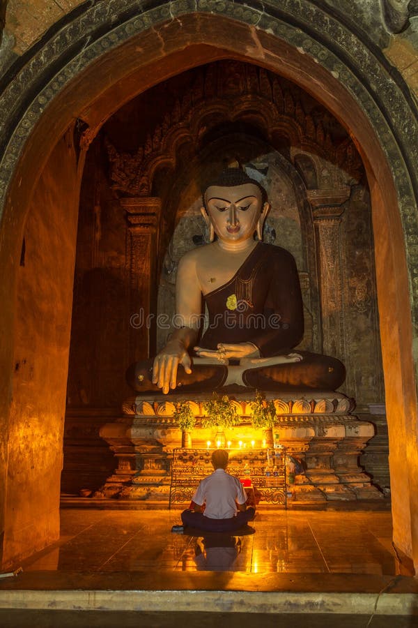Statua di Buddha di stile birmano in Bagan immagine stock libera da diritti Statua di Buddha di stile birmano in Bagan immagine stock libera da diritti