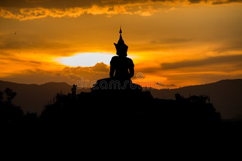 Statua di Buddha sul fondo dell'isolato di tramonto alla Tailandia fotografie stock Statua di Buddha sul fondo dell'isolato di tramonto alla Tailandia fotografie stock
