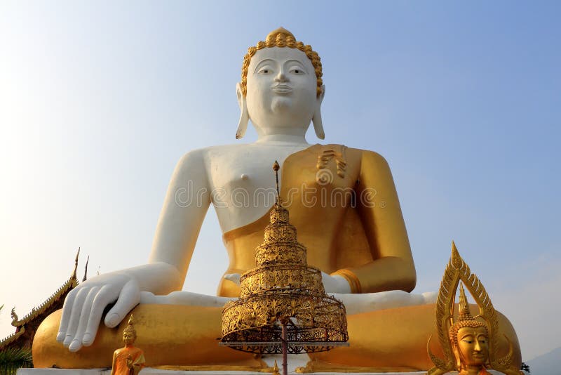Statua di Buddha in tempio 3