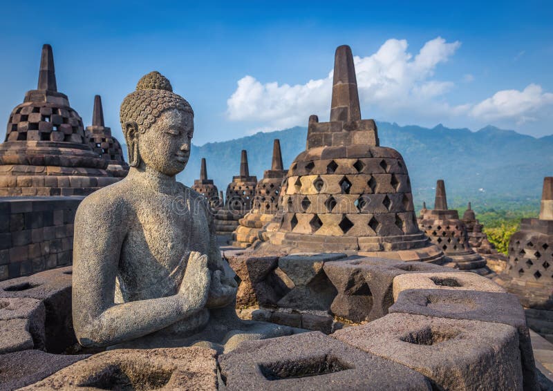 Statua di Buddha in tempio di Borobudur, isola di Java, Indonesia immagini stock