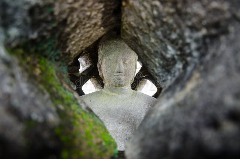 Statua di Budha dentro lo stupa in tempio di Borobudur immagine stock Statua di Budha dentro lo stupa in tempio di Borobudur immagine stock