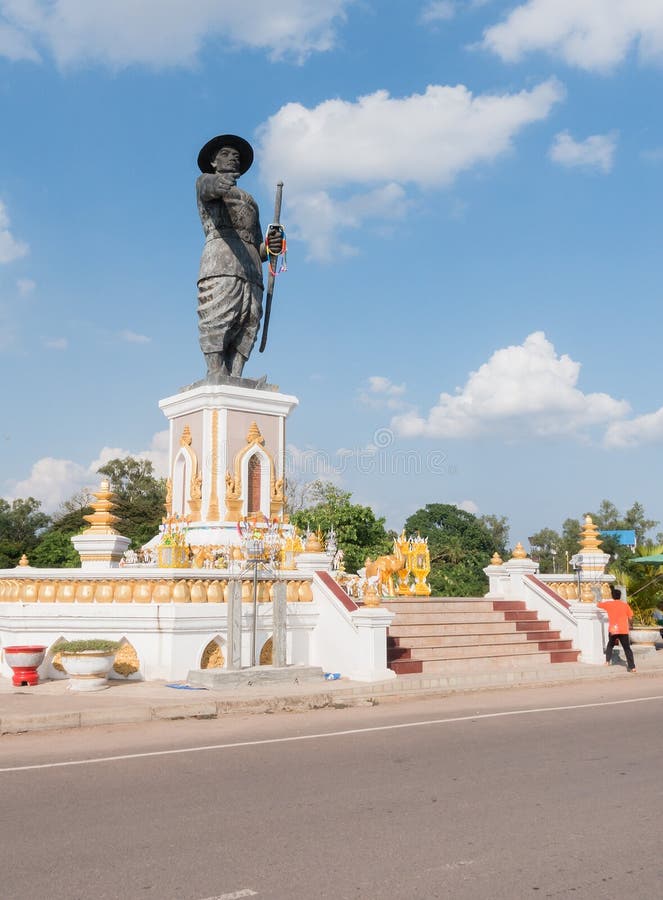 The capital of Laos, Vientiane, on the Mekong River has the statue of the Lao King. It is said to be a statue of Anau King Chao Anau. he was captured by Thailand and forced to cede large tracts of territory across the Mekong River to Thailand. Later generations turned his statue to the other side of Thailand to inspire people and not forget history. The capital of Laos, Vientiane, on the Mekong River has the statue of the Lao King. It is said to be a statue of Anau King Chao Anau. he was captured by Thailand and forced to cede large tracts of territory across the Mekong River to Thailand. Later generations turned his statue to the other side of Thailand to inspire people and not forget history.