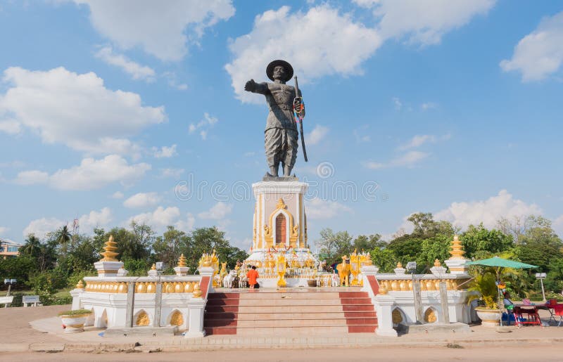 The capital of Laos, Vientiane, on the Mekong River has the statue of the Lao King. It is said to be a statue of Anau King Chao Anau. he was captured by Thailand and forced to cede large tracts of territory across the Mekong River to Thailand. Later generations turned his statue to the other side of Thailand to inspire people and not forget history. The capital of Laos, Vientiane, on the Mekong River has the statue of the Lao King. It is said to be a statue of Anau King Chao Anau. he was captured by Thailand and forced to cede large tracts of territory across the Mekong River to Thailand. Later generations turned his statue to the other side of Thailand to inspire people and not forget history.