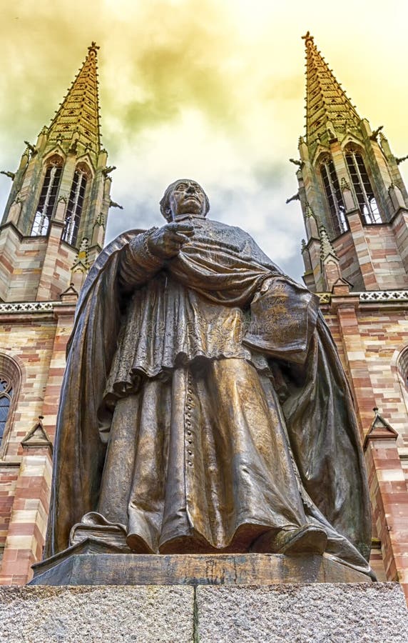 Statua di Charles-Emile Freppel davanti alla San-Pierre-et-Paul-chiesa in Obernai, Francia