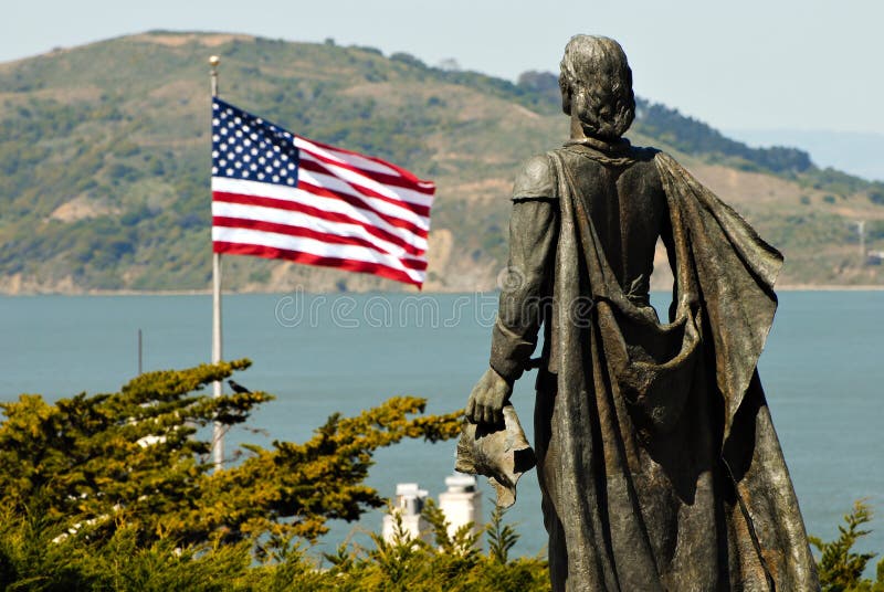 Statua di Christopher Columbus e della bandierina degli S. U. A. immagini stock
