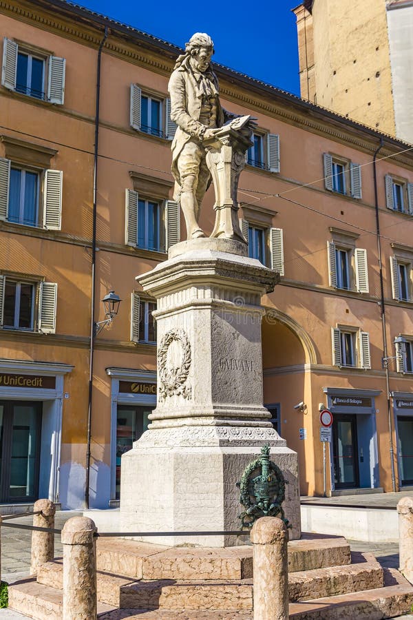 Statua di Fisici Italiani Luigi Galvani a Bologna, Italia fotografia stock Statua di Fisici Italiani Luigi Galvani a Bologna, Italia fotografia stock