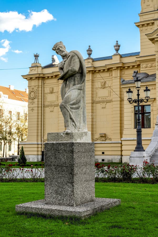 Statua di fronte all'edificio del Museo d'Arte Pavilion in piazza re Tomislav, Zagabria, Croazia immagine stock libera da diritti Statua di fronte all'edificio del Museo d'Arte Pavilion in piazza re Tomislav, Zagabria, Croazia immagine stock libera da diritti