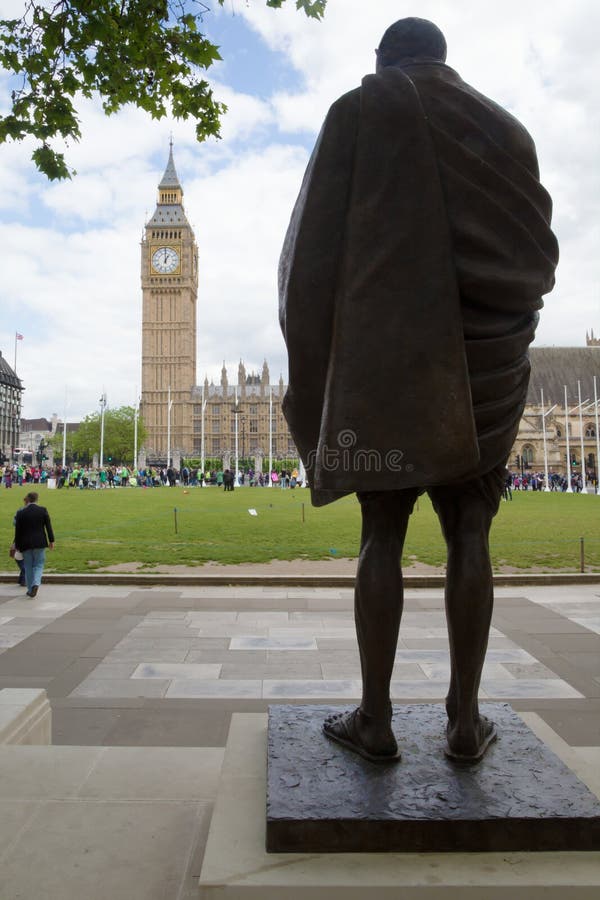 Statua di Gandhi e di Big Ben, Londra immagine stock Statua di Gandhi e di Big Ben, Londra immagine stock