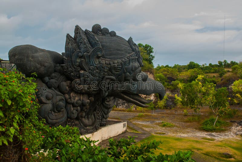 Statua di Garuda Sosta culturale di Garuda Wisnu Kencana bali l'indonesia fotografia stock libera da diritti Statua di Garuda Sosta culturale di Garuda Wisnu Kencana bali l'indonesia fotografia stock libera da diritti