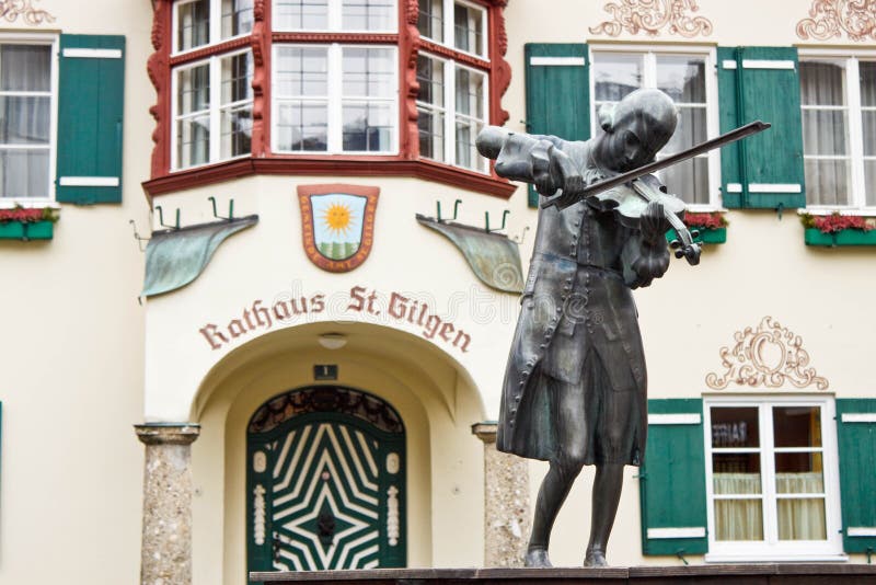 Statua di giovane Mozart davanti a townhall in st Gilgen, Aust fotografia stock libera da diritti Statua di giovane Mozart davanti a townhall in st Gilgen, Aust fotografia stock libera da diritti