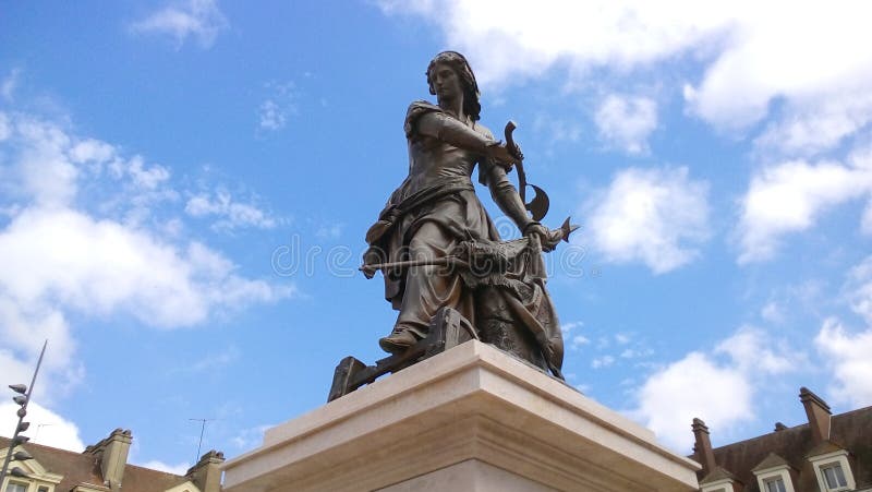 Statua di Giovanna d'Arco un giorno soleggiato fotografia stock libera da diritti Statua di Giovanna d'Arco un giorno soleggiato fotografia stock libera da diritti