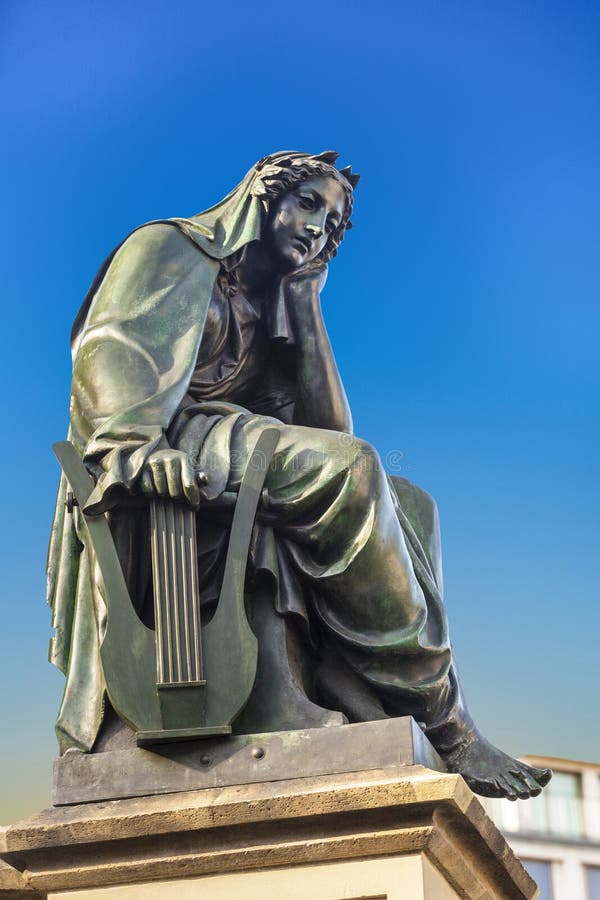Statua di Johannes Gutenberg, a Francoforte con l'allegoria di. Statua di Johannes Gutenberg alla fontana di gutenberg dal 1840 a Francoforte con l'allegoria di poesia