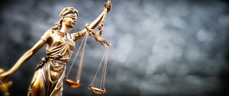 Statua di Lady Justice, concetto giuridico e giuridico, con scale di giustizia