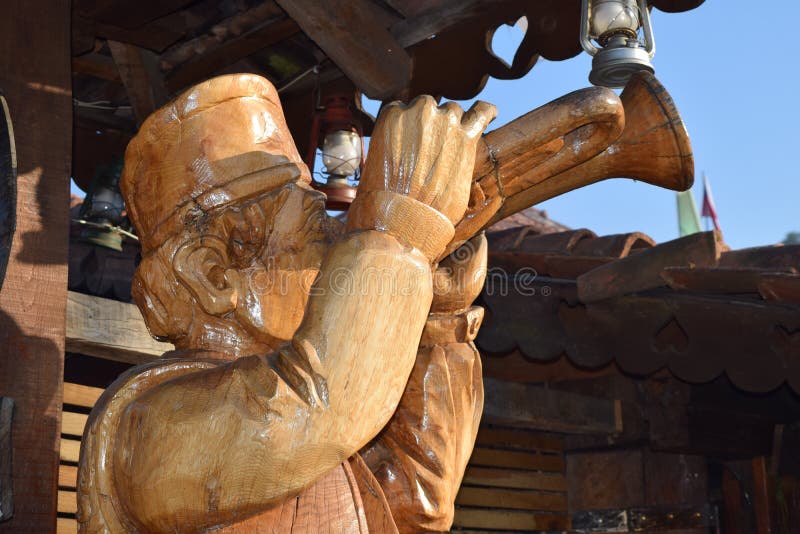 Statua di legno di un uomo con una tromba fotografie stock libere da diritti Statua di legno di un uomo con una tromba fotografie stock libere da diritti