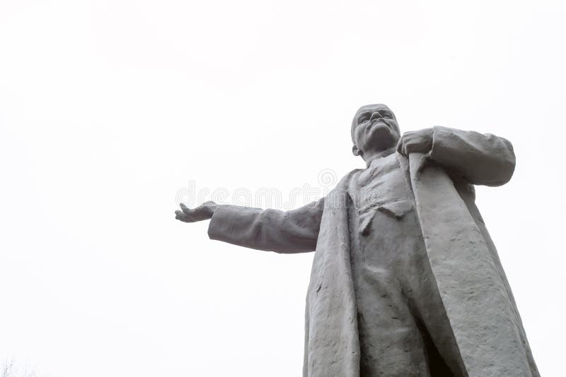 Statua di Lenin e cielo bianco fotografie stock libere da diritti Statua di Lenin e cielo bianco fotografie stock libere da diritti