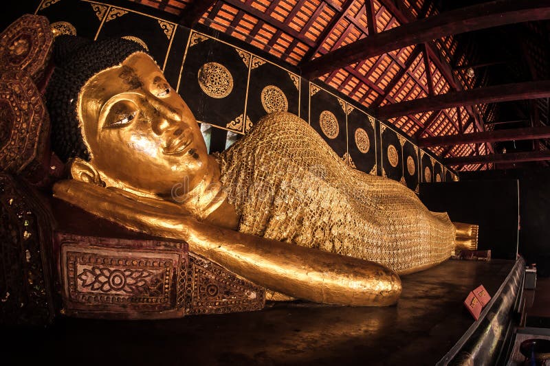 Statua di menzogne adagiantesi di Buddha al tempio buddista in Tailandia fotografia stock libera da diritti Statua di menzogne adagiantesi di Buddha al tempio buddista in Tailandia fotografia stock libera da diritti