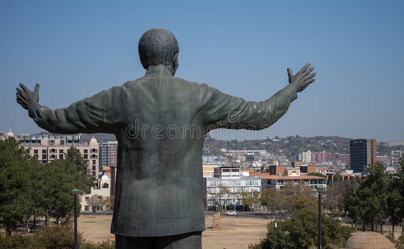 Statua di nelson mandela su look pretoria fotografie stock