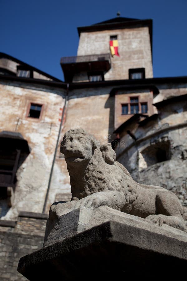 Statua di pietra del leone, castello di Orava fotografia stock