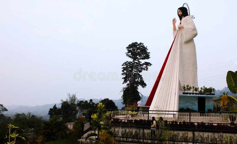 Statua di pietà divina in lago Sebu