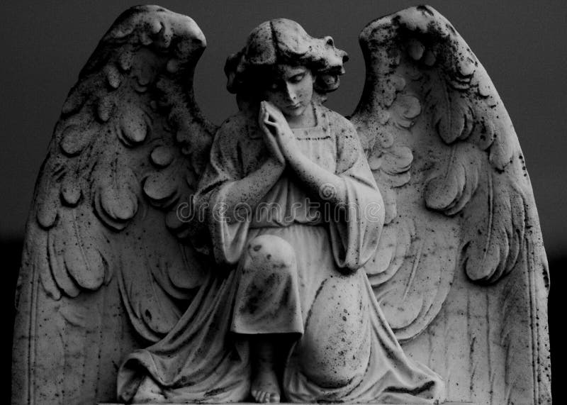 Statua di preghiera di angelo fotografie stock libere da diritti Statua di preghiera di angelo fotografie stock libere da diritti