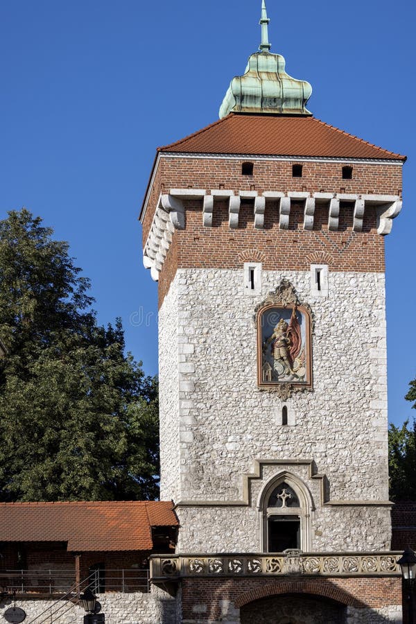 Statua di San floriano di una galleggiante medievale sulla facciata krakow poland immagini stock