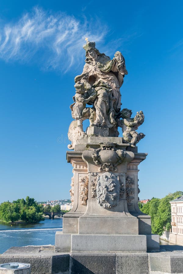 Repubblica ceca di praga 10 luglio 2020 : statua di sant 'igdmila sul lato sud del ponte delle charles