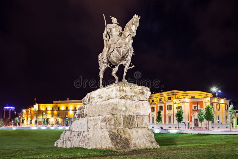 Statua di Skanderberg fotografia stock libera da diritti Statua di Skanderberg fotografia stock libera da diritti