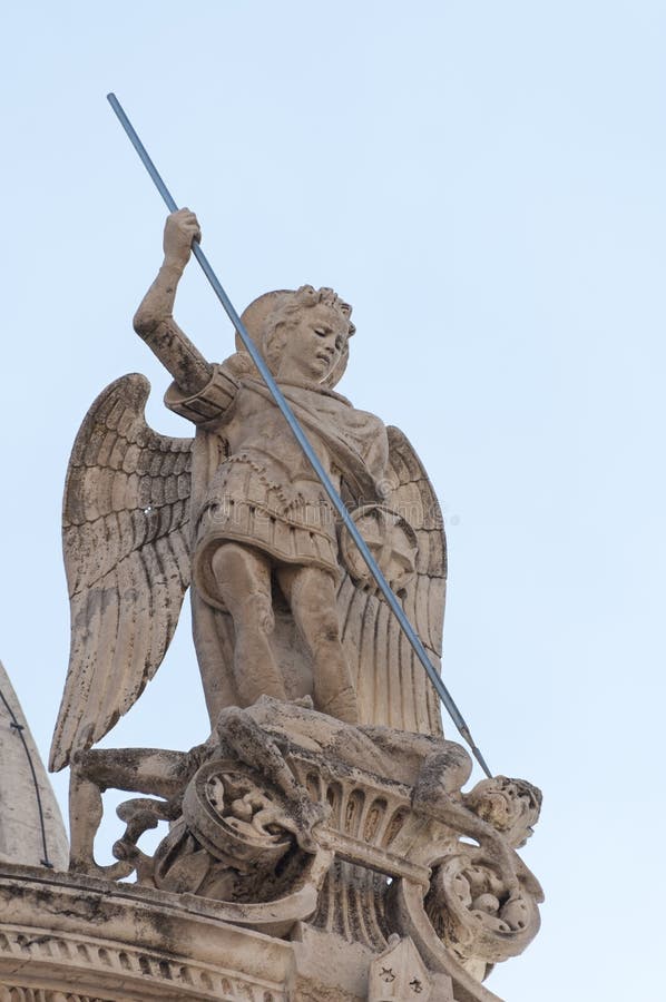Statua di St Michael della cattedrale di St James in Sibenik fotografia stock Statua di St Michael della cattedrale di St James in Sibenik fotografia stock