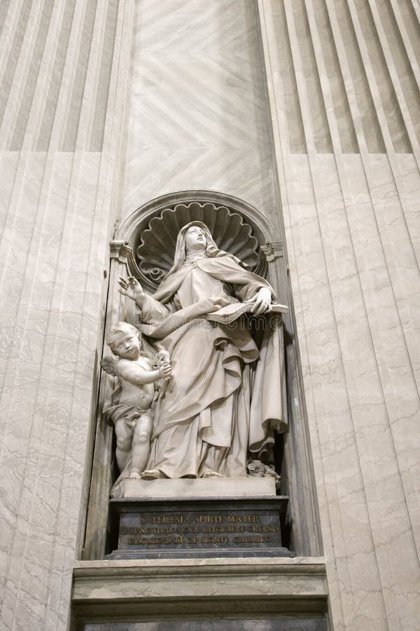 Statua di Teresa del san all'interno della st Peter. fotografia stock libera da diritti Statua di Teresa del san all'interno della st Peter. fotografia stock libera da diritti