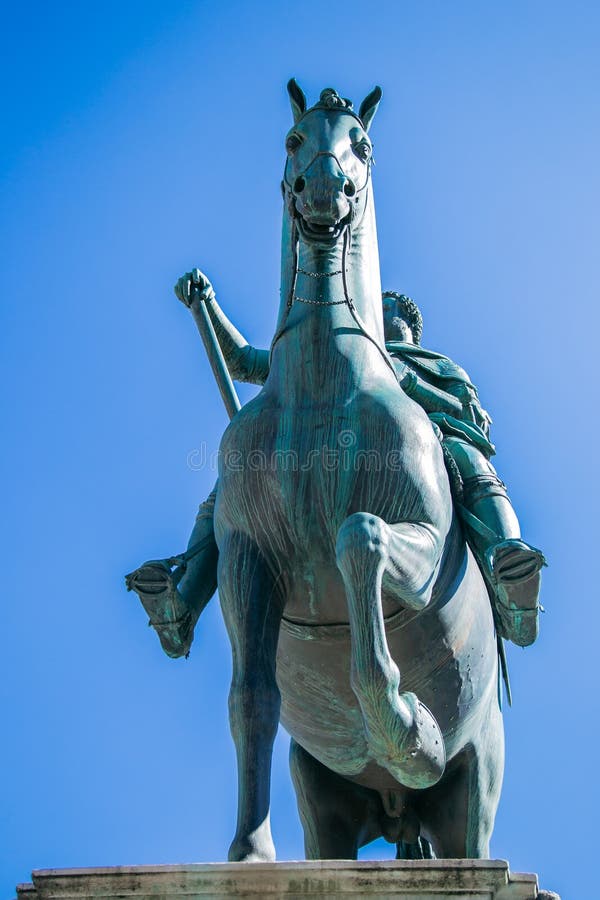 Statua di un cavallo con un cavaliere di bronzo Vista in basso, è possibile vedere solo il cavallo immagine stock libera da diritti Statua di un cavallo con un cavaliere di bronzo Vista in basso, è possibile vedere solo il cavallo immagine stock libera da diritti