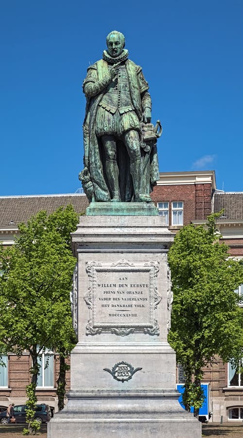 Statua di William I, principe dell'arancia sul quadrato del Het Plein a L'aia, Paesi Bassi immagini stock Statua di William I, principe dell'arancia sul quadrato del Het Plein a L'aia, Paesi Bassi immagini stock