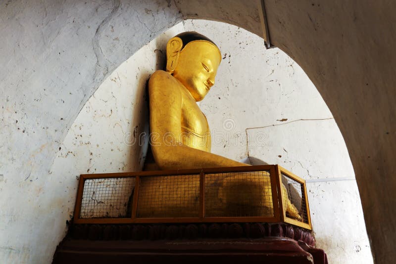 Statua dorata antica di Buddha immagine stock Statua dorata antica di Buddha immagine stock