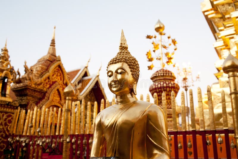 Statua dorata del Buddha