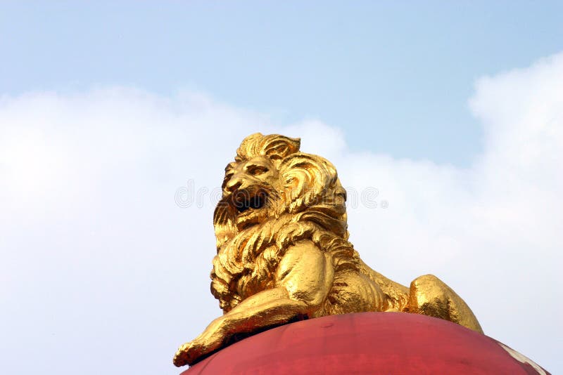 Statua dorata del leone immagini stock libere da diritti