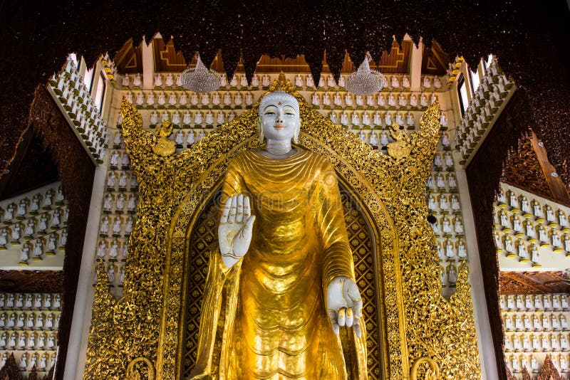 Statua dorata di Buddha al tempio birmano, Malesia