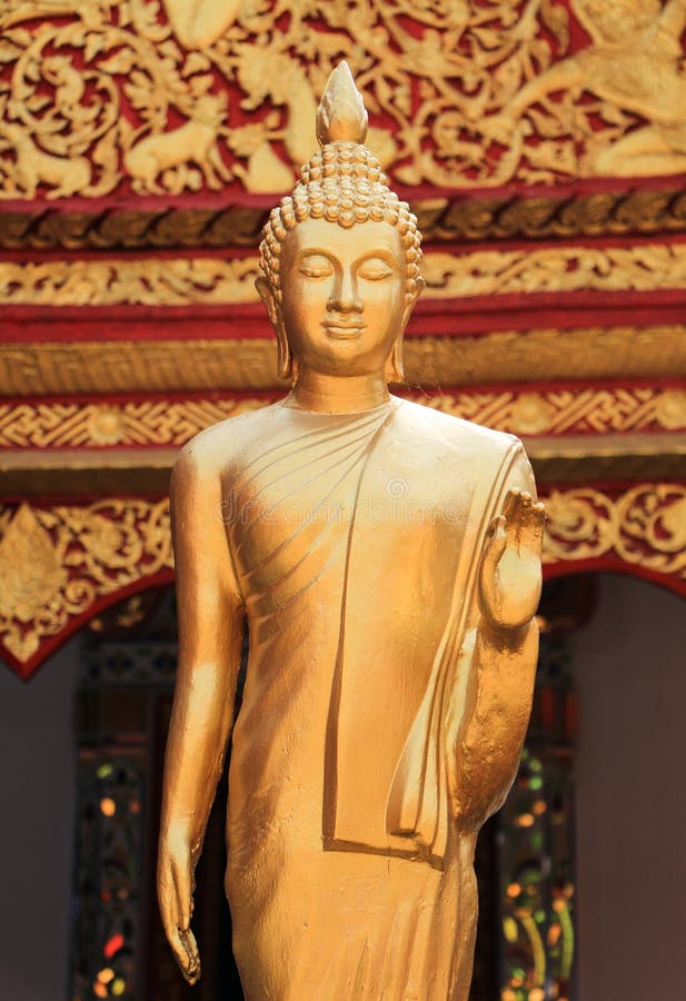 Statua dorata tailandese di Buddha