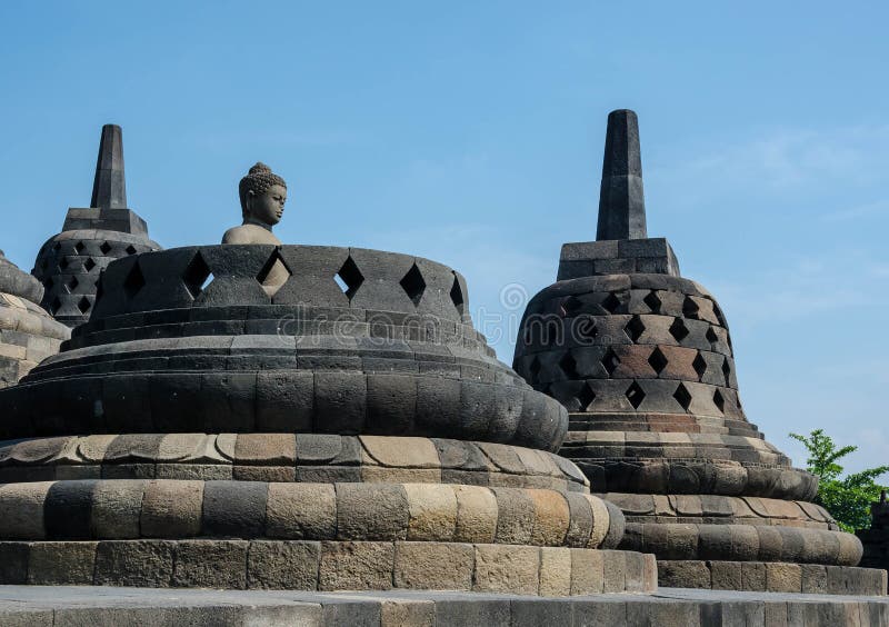 Statua e stupa antichi di Buddha al tempio di Borobudur in Yogyakart immagine stock Statua e stupa antichi di Buddha al tempio di Borobudur in Yogyakart immagine stock
