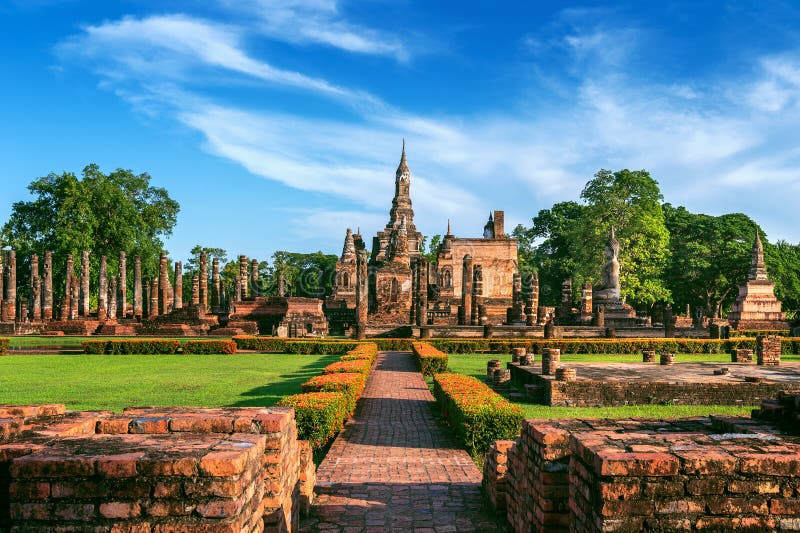 Statua e Wat Mahathat Temple di Buddha nel recinto del parco storico di Sukhothai fotografie stock Statua e Wat Mahathat Temple di Buddha nel recinto del parco storico di Sukhothai fotografie stock