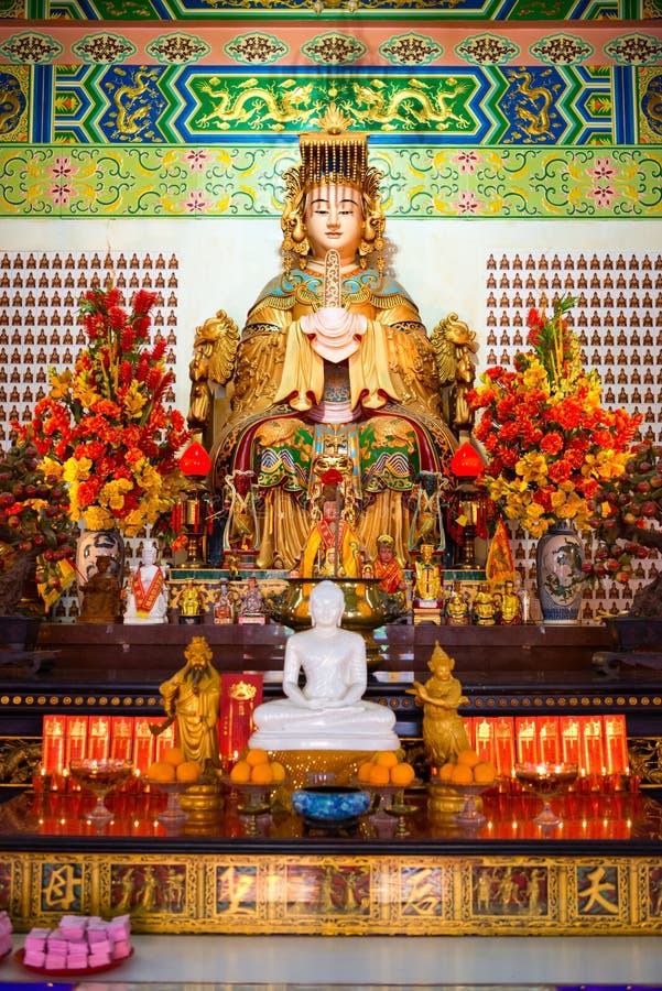 Statua ed altare della dea di Mazu nel tempio cinese fotografia stock libera da diritti Statua ed altare della dea di Mazu nel tempio cinese fotografia stock libera da diritti