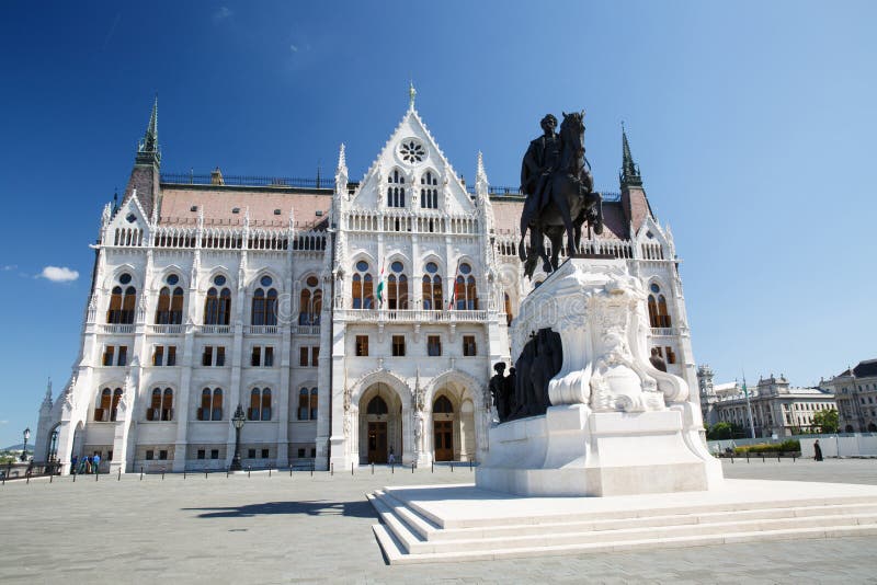 Statua equestre bronzea del conteggio Gyula Andrassy accanto a Hungari fotografie stock libere da diritti Statua equestre bronzea del conteggio Gyula Andrassy accanto a Hungari fotografie stock libere da diritti
