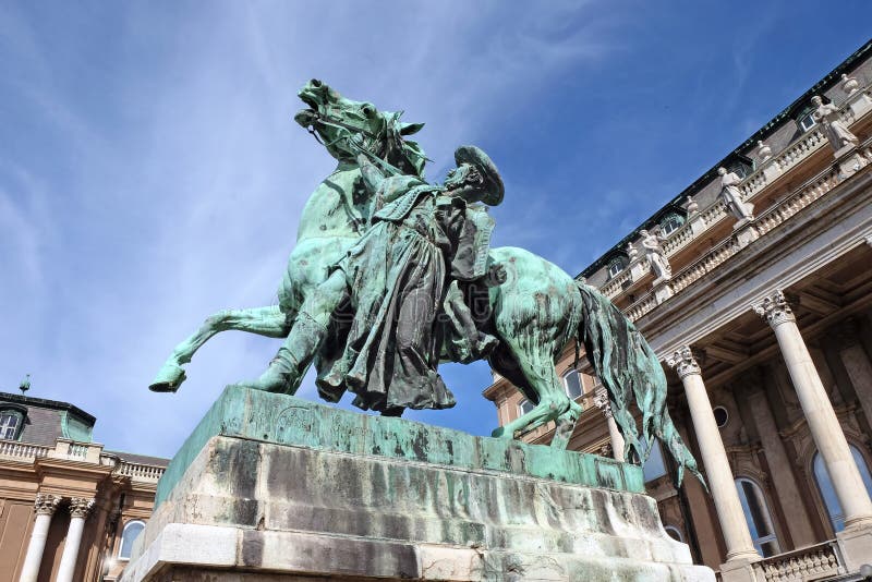 Statua equestre in Buda Castle, Budapest fotografia stock libera da diritti Statua equestre in Buda Castle, Budapest fotografia stock libera da diritti