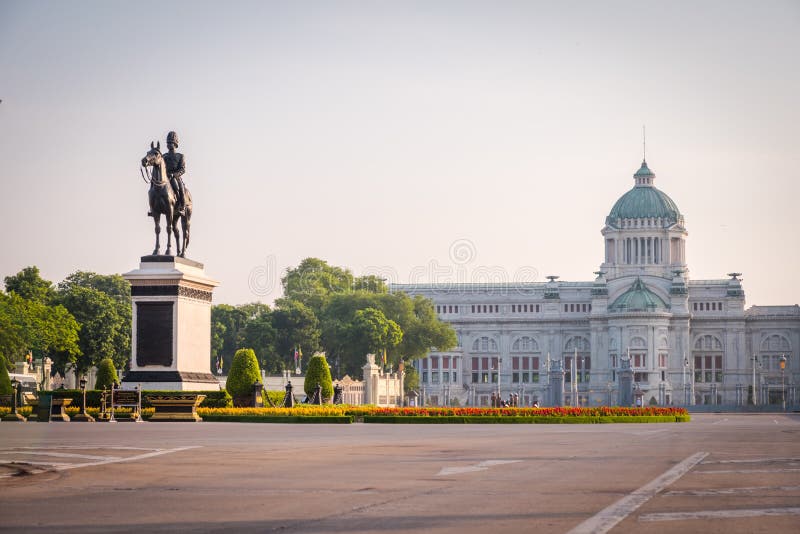 Statua equestre di re Chulalongkorn Rama V fotografie stock libere da diritti Statua equestre di re Chulalongkorn Rama V fotografie stock libere da diritti